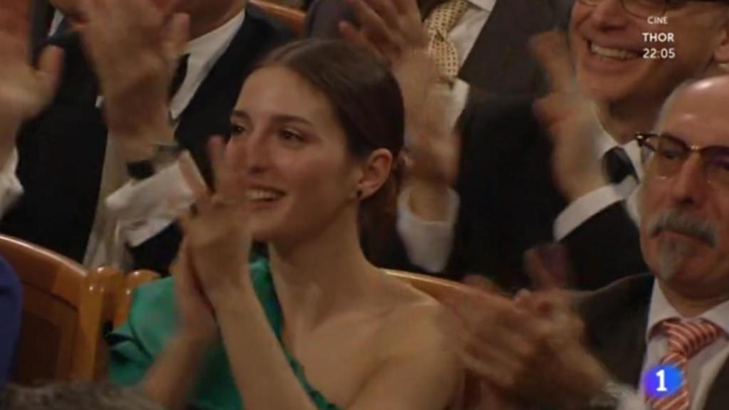 María Valverde aplaude emocionada a su chico al finalizar el concierto de Año Nuevo