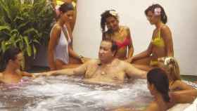 Jesús Gil en el jacuzzi, rodeado de algunas chicas que participaban en su programa de televisión.