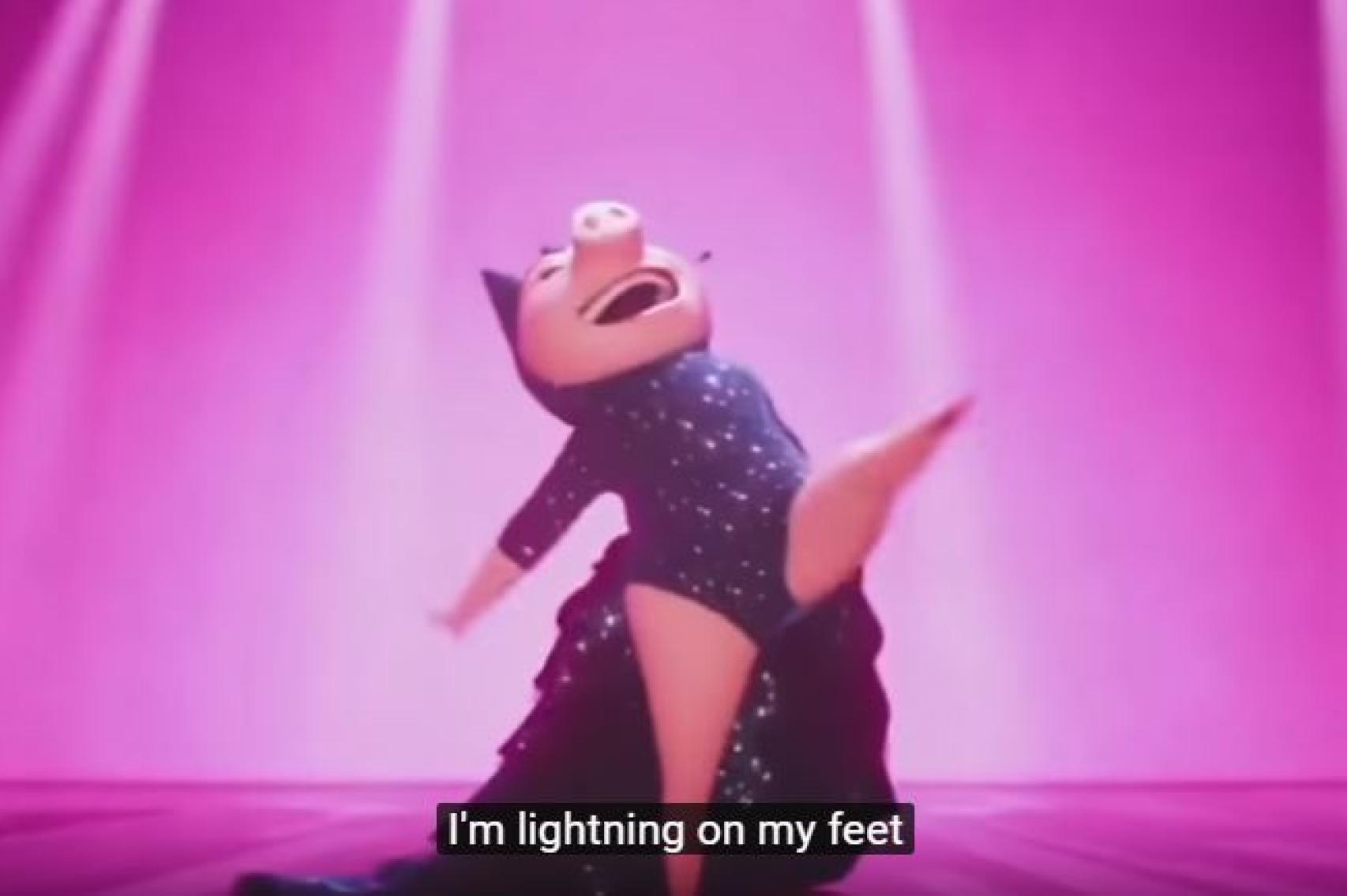 Rosita acaba cantando Shake it off, de Taylor Swift disfrazada de Cat Woman.