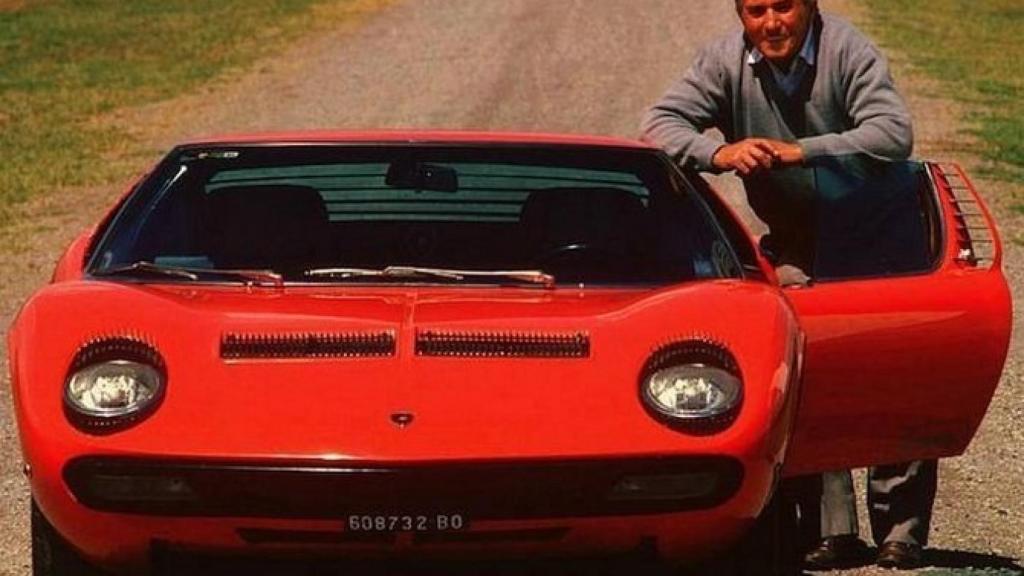 Ferruccio Lamborghini, con una de sus creaciones