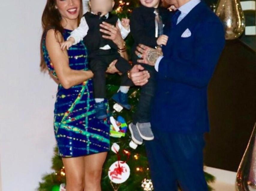 Pilar Rubio junto a sus hijos en una foto navideña.
