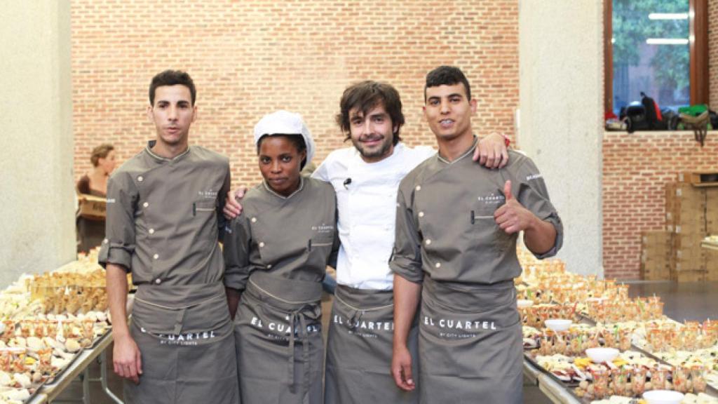 Javier Muñoz Calero con Elias, Abdelmonin y Linily.