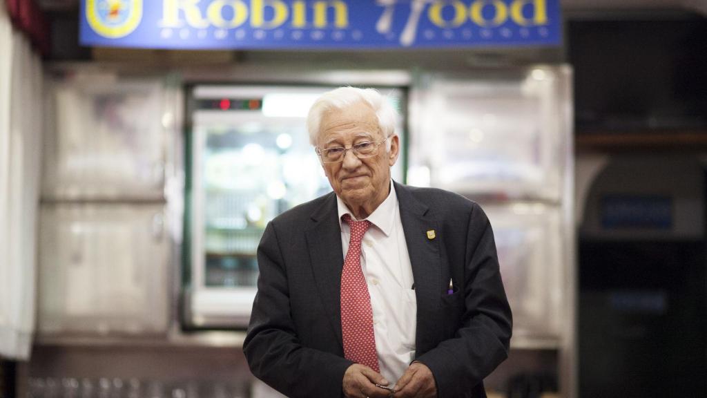 El Padre Angel, en su primer restaurante Robin Hood.