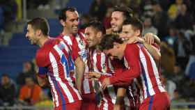 Los jugadores del Atlético de Madrid se abrazan tras marcar un gol