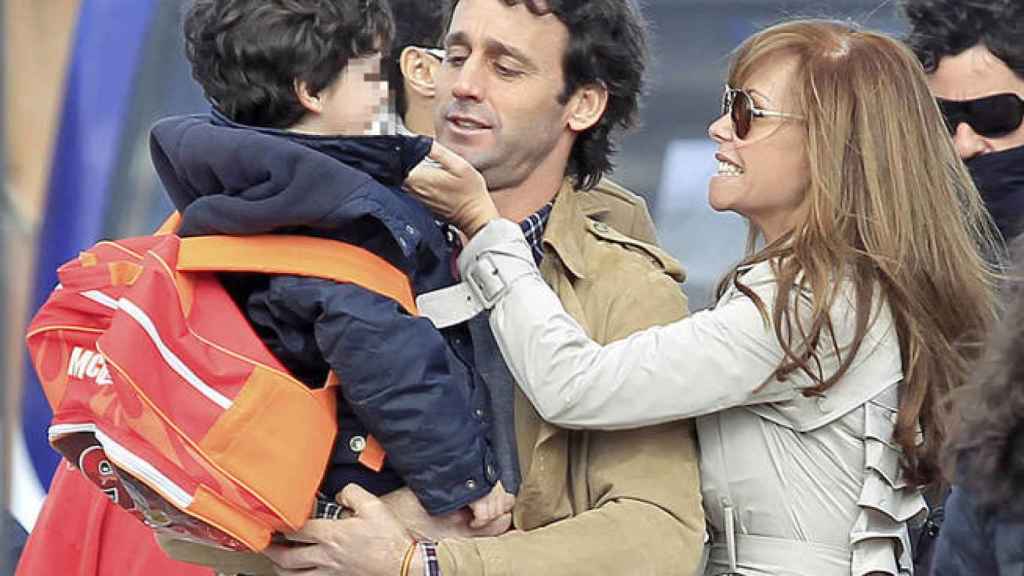Lara Divildos y Álvaro Muñoz Escassi con su hijo en común.