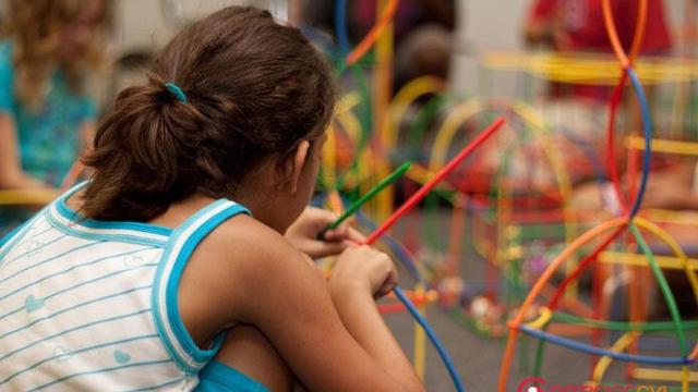 Imagen de una niña jugando.