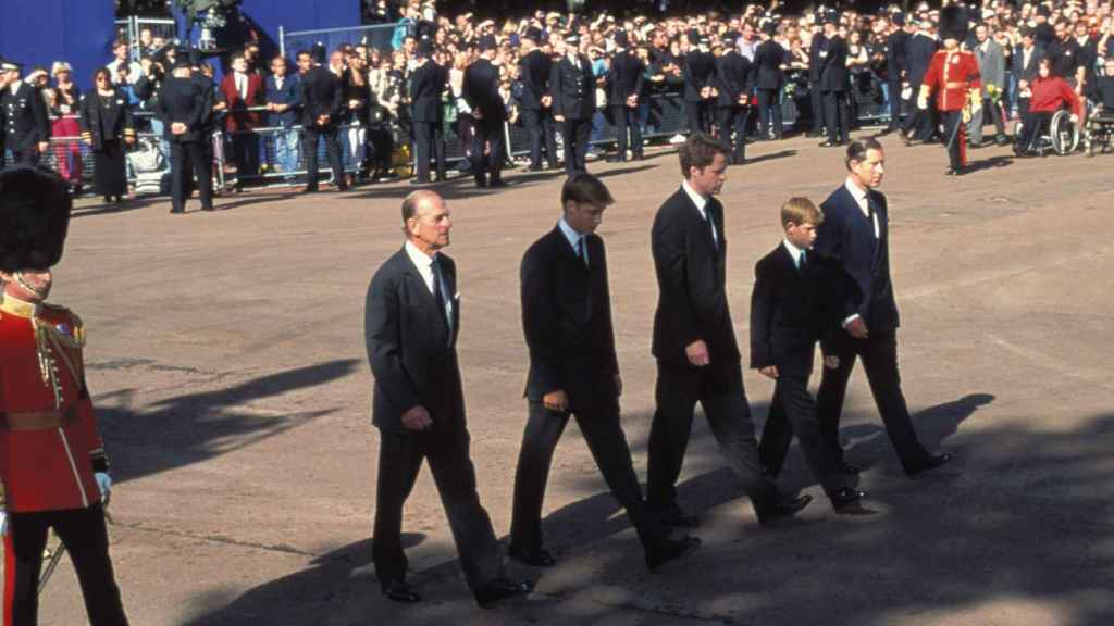 Los príncipes con Carlos de Inglaterra, el duque de Edimburgo y Charles Spencer, en el funeral de Lady Di
