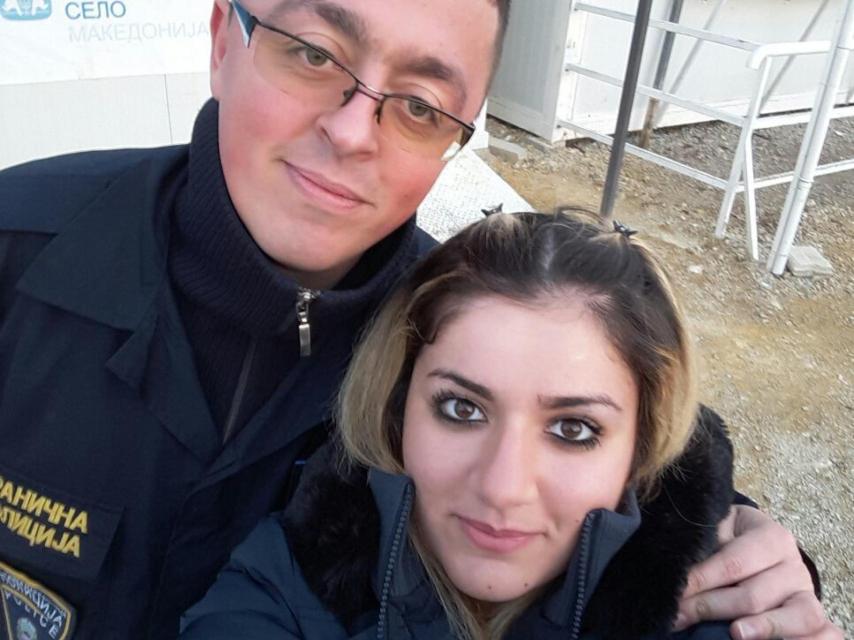 Noora y Bobi se hacen un selfi en la frontera de Macedonia con Serbia, cuando se conocieron.