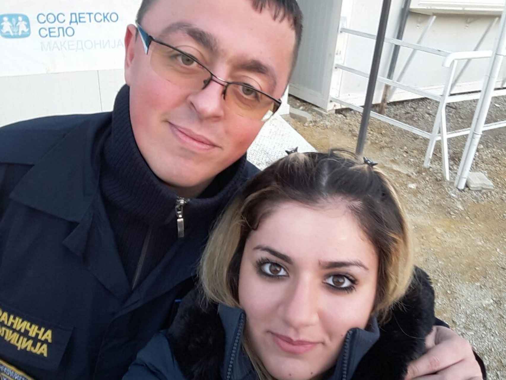 Noora y Bobi se hacen un selfi en la frontera de Macedonia con Serbia, cuando se conocieron.