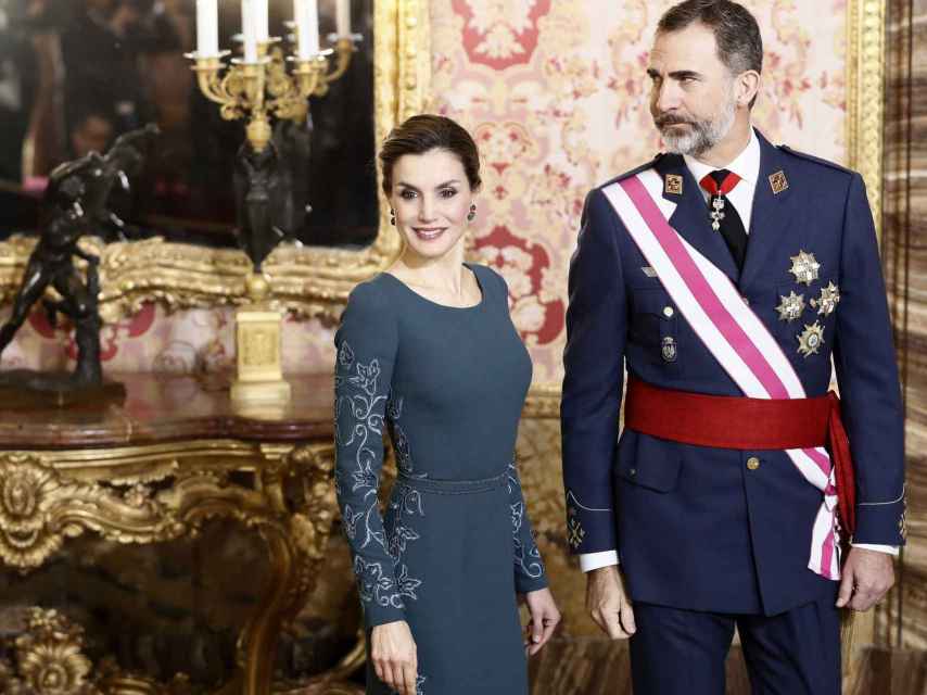 El rey Felipe junto a su esposa en el Palacio Real este viernes.