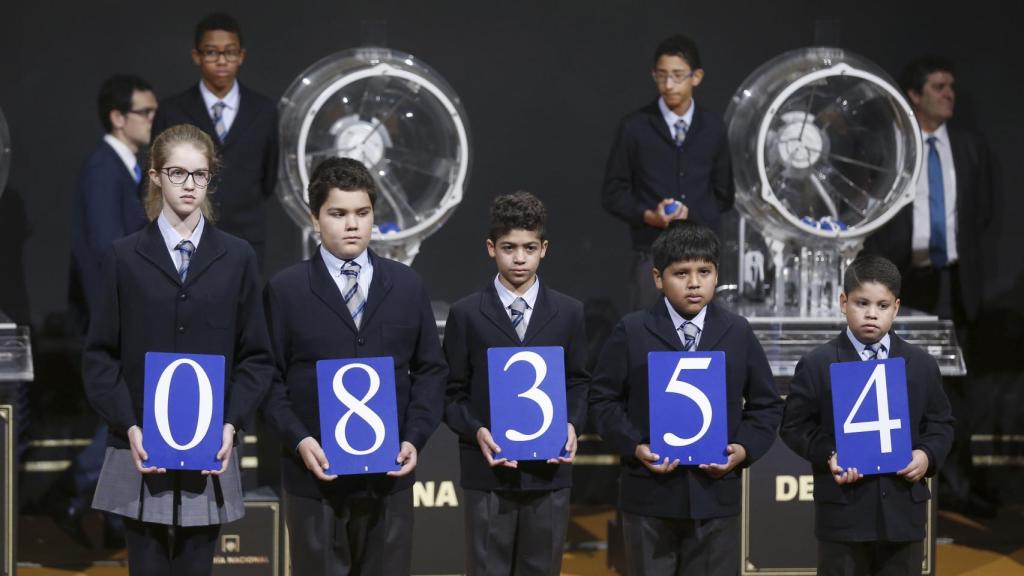 El primer premio de la lotería de El Niño ha recaído en el número 08.354.