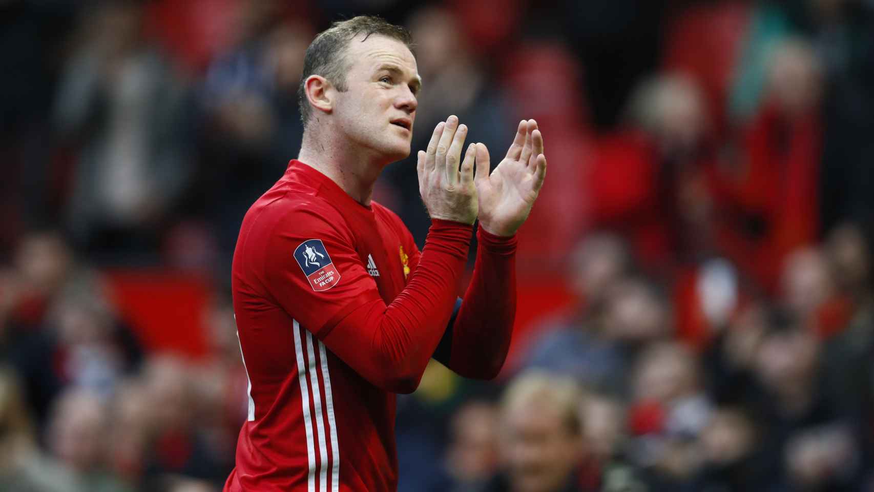 Wayne Rooney aplaude a la afición del United ante el Reading