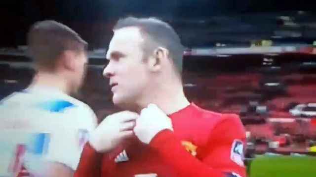 Rooney en el momento en que su camiseta fue rechazada.