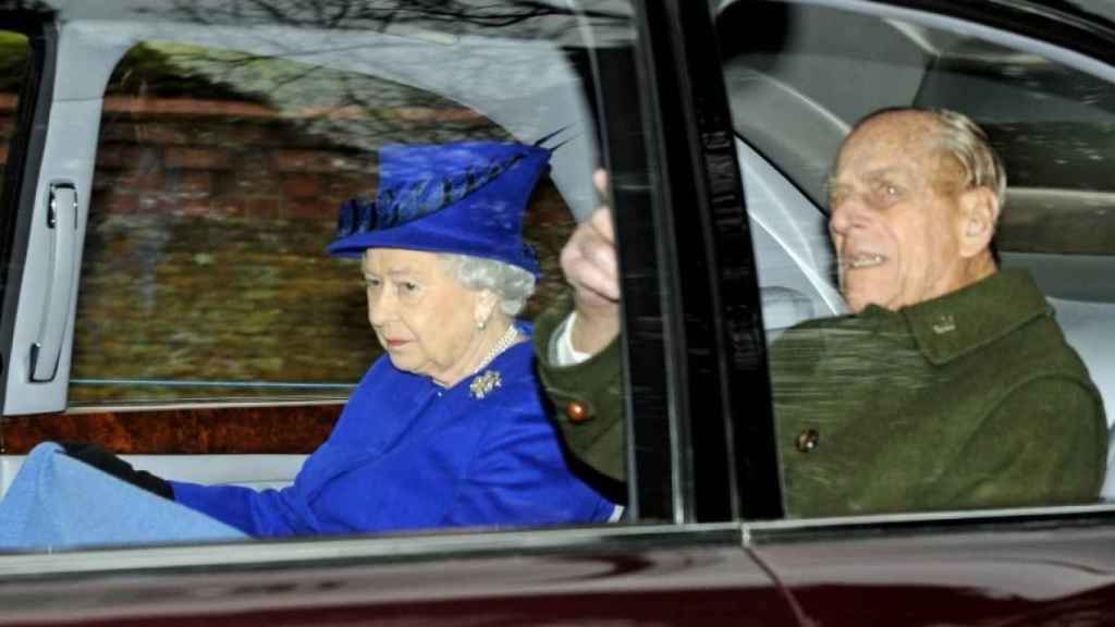 Isabel II y su marido llegaron y se marcharon juntos en el mismo vehículo.