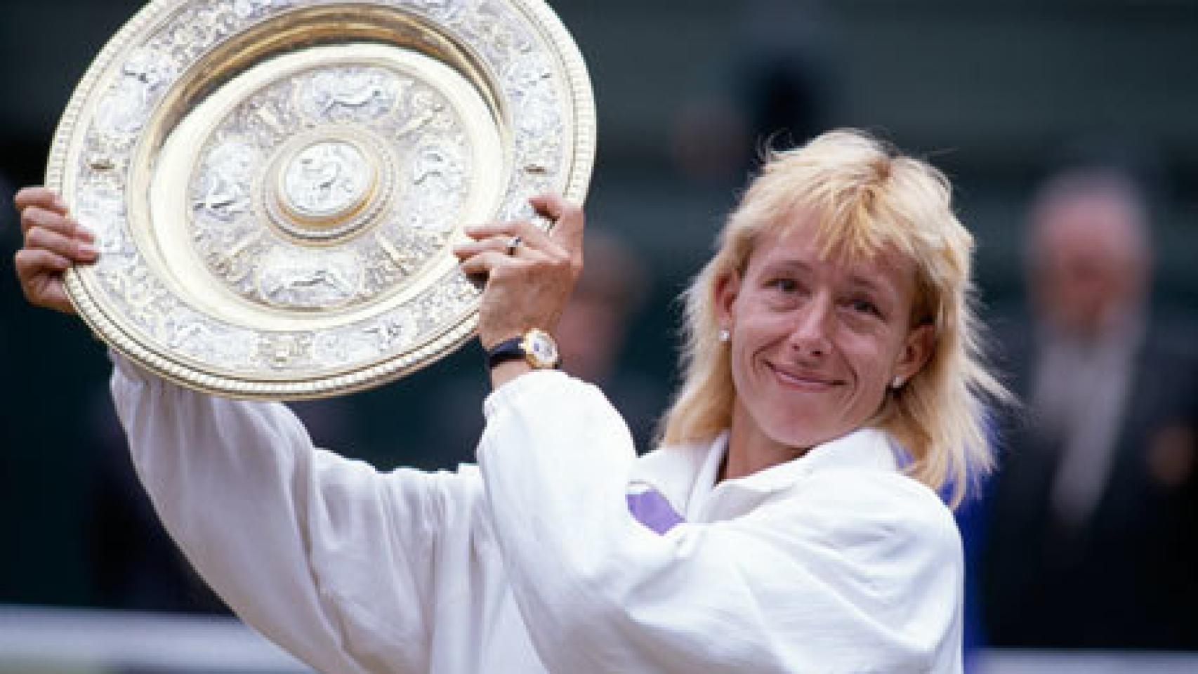 Martina Navratilova posa con un trofeo de Wimbledon.