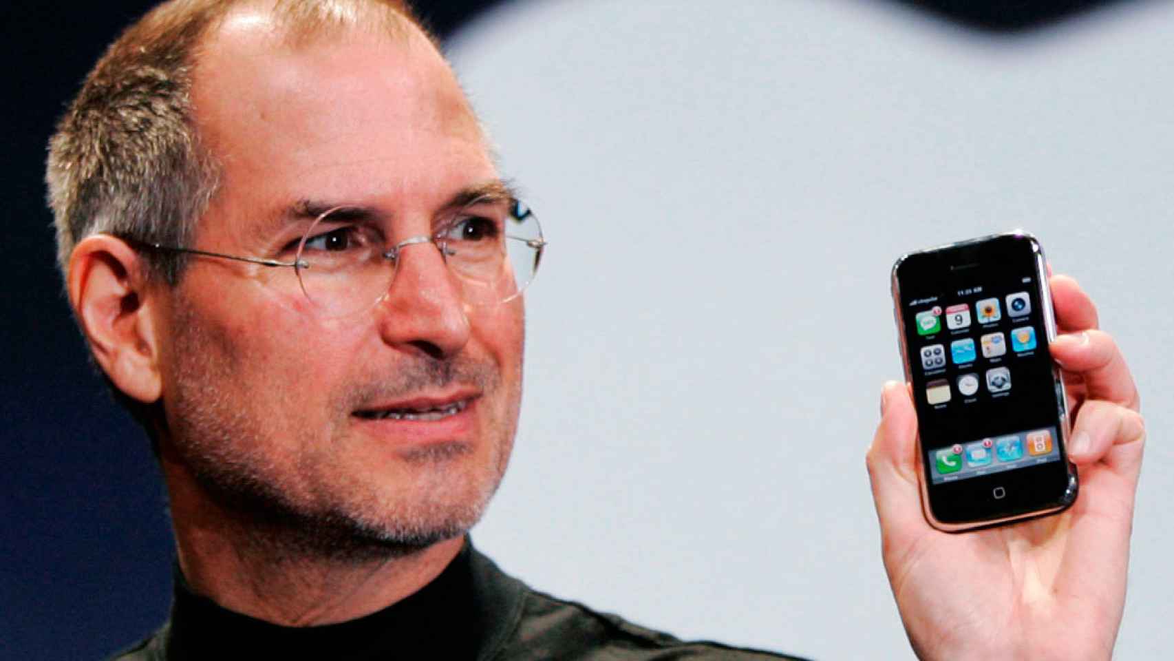 Steve Jobs sujetando el primer iPhone de la historia.