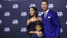 Cristiano Ronaldo con su hijo y su novia Georgina Rodríguez.