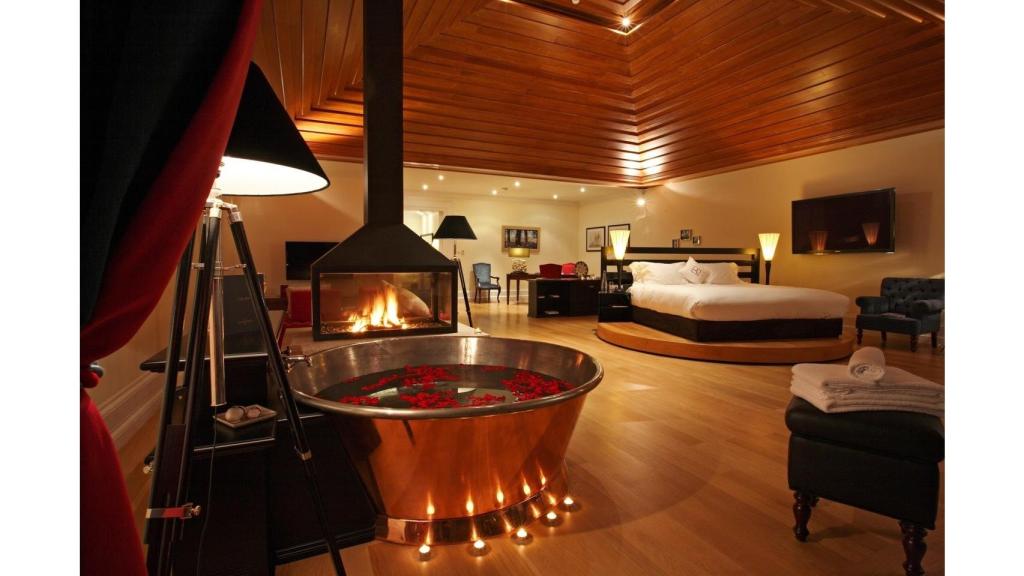 Nueve habitaciones de hotel con chimenea