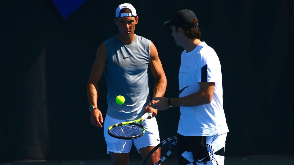 Nadal charla con Moyà durante un entrenamiento en Australia.