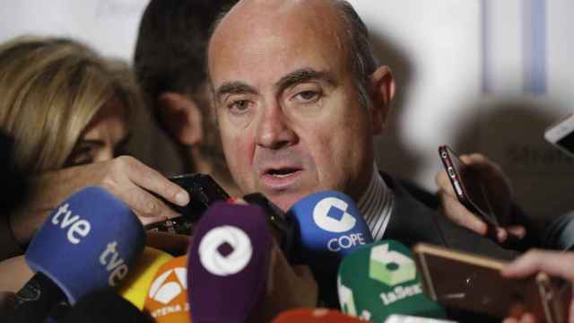El ministro de Economía, Industria y Competitividad, Luis de Guindos, hace declaraciones tras intervenir en el Spain Investors Day.
