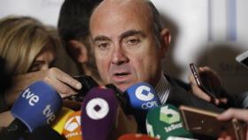 El ministro de Economía, Industria y Competitividad, Luis de Guindos, hace declaraciones tras intervenir en el Spain Investors Day.