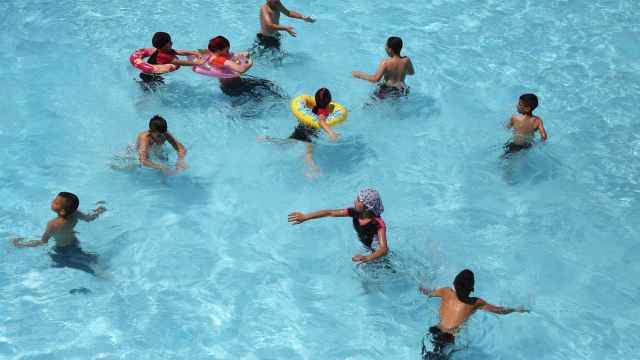 Los niños suizos asisten a clases de natación mixtas en la región donde viven las musulmanas afectadas.