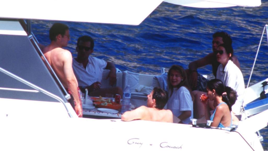 Inés Sastre y Felipe de Bprbón, en un yate en Mallorca en 1995