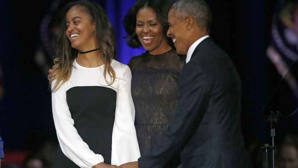 Barack Obama en su último discurso como presidente junto a su mujer y su hija mayor.