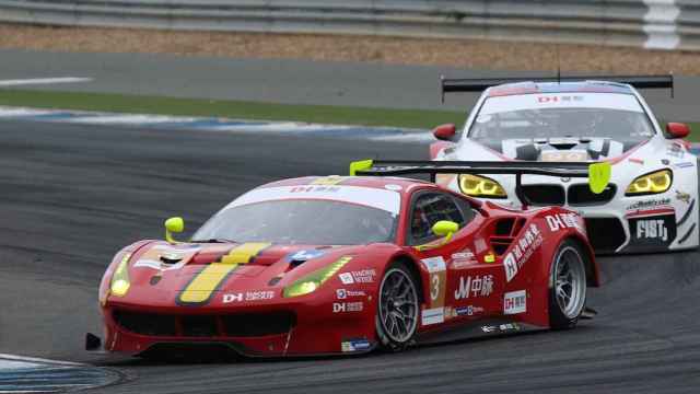 Alex Riberas celebra su primer triunfo como piloto Ferrari