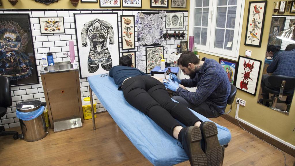 Una joven tatuándose en Tattoo Magic en Madrid.