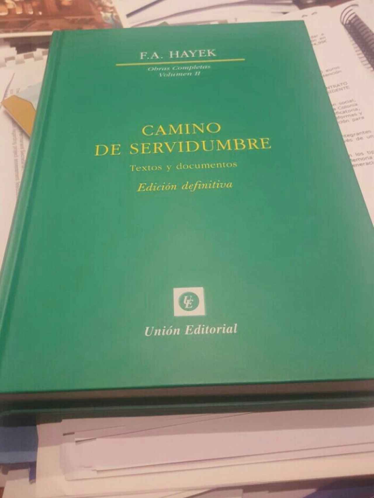El libro que regaló Aguirre en el despacho de Sánchez Mato.