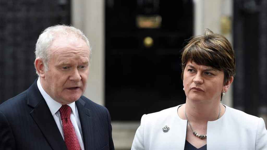 Martin McGuinness (Sinn Fein), viceministro principal de Irlanda del Norte junto a la ministra principal, Arlene Foster.