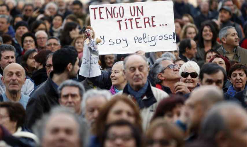 Una pancarta sobre la polémica en una manifestación contra la corrupción en Valencia.