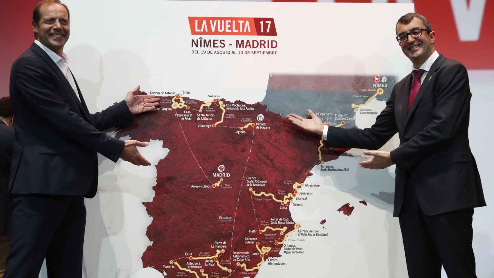 El director general de la Vuelta Ciclista a España, Javier Guillén (d), y el del Tour de Francia, Christian Prudhomme (i)