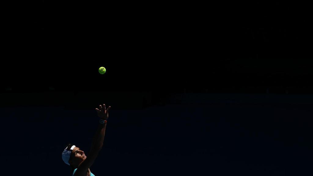 Rafa Nadal sirve durante un entrenamiento en Melbourne.