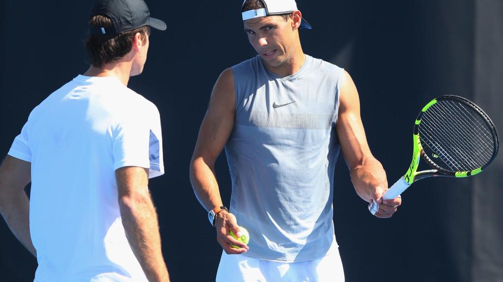 Nadal conversa con Carlos Moyá durante un entrenamiento en Melbourne.