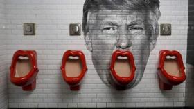 Montaje fotográfico realizado con la cara de Trump sobre unos urinarios.