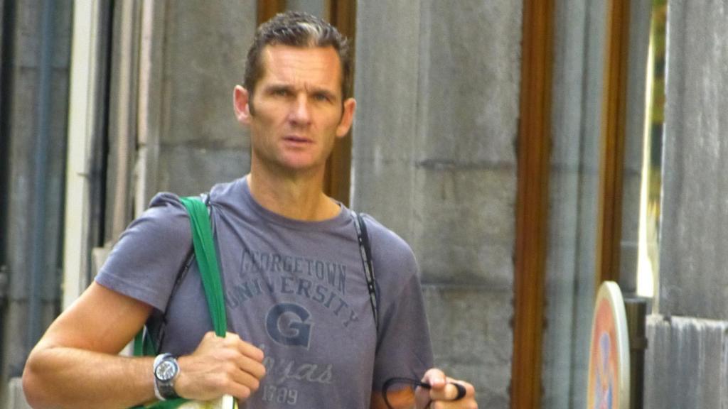 Urdangarin pasea por las calles de Ginebra