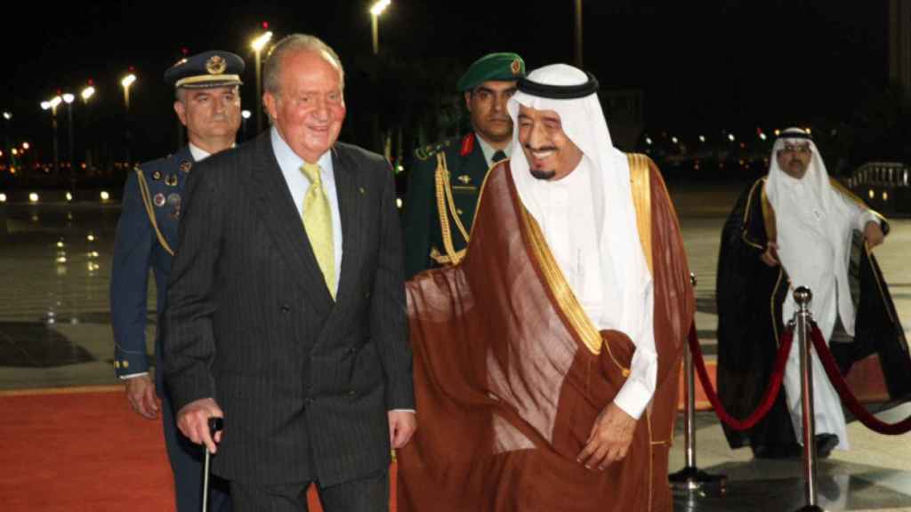 El rey Juan Carlos, junto al rey Salmán bin Abdulaziz, en una imagen de 2014.
