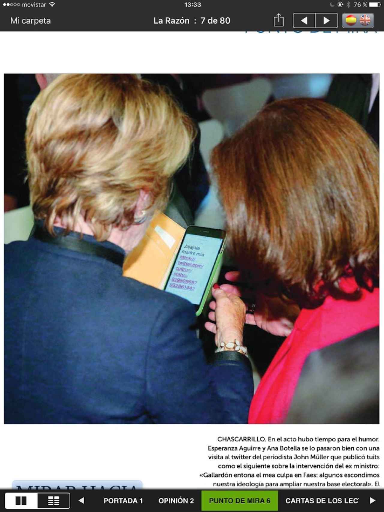 Foto de la página de La Razón donde aparece Aguirre enseñando el mensaje a Botella.