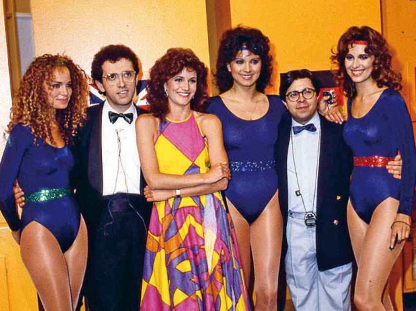 Jordi Hurtado posa con las bailarinas de Sí lo sé no vengo, su primer programa en TVE iniciado en 1985.