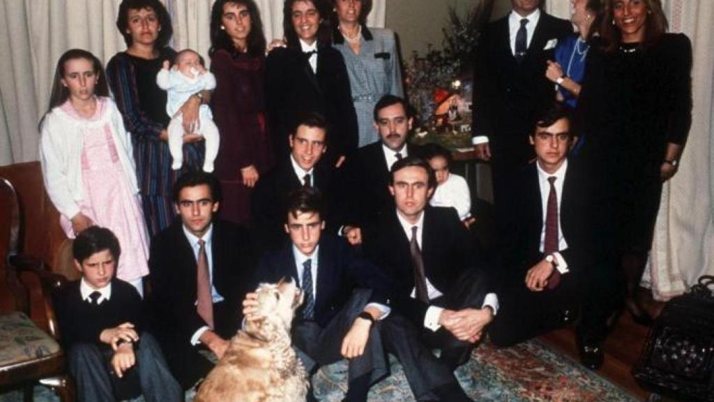 El clan, al completo. Socorro, a la izquierda, sostiene un bebé.