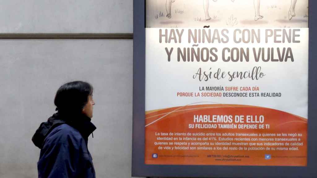 Un hombre pasa ante el cartel promovido por la asociación Chrysallis Euskal Herria