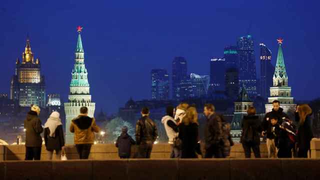 Moscovitas observando el centro financiero de la capital y las torres del Kremlin.