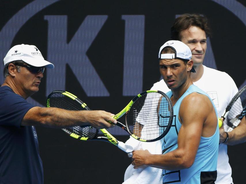 Toni Nadal junto a Rafa y Carlos Moyá en un entrenamiento en Melbourne.
