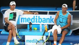 Toni y Rafa Nadal en un entrenamiento en Melbourne.