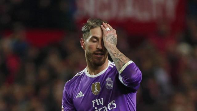 Sergio Ramos se lamenta tras su gol en propia puerta.