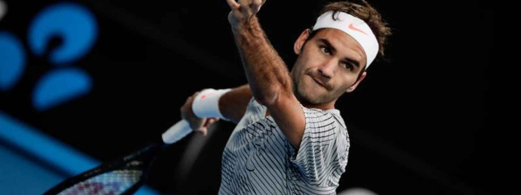 Roger Federer durante un saque.