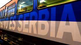 El tren contaba con la leyenda Kosovo es Serbia, también en español.