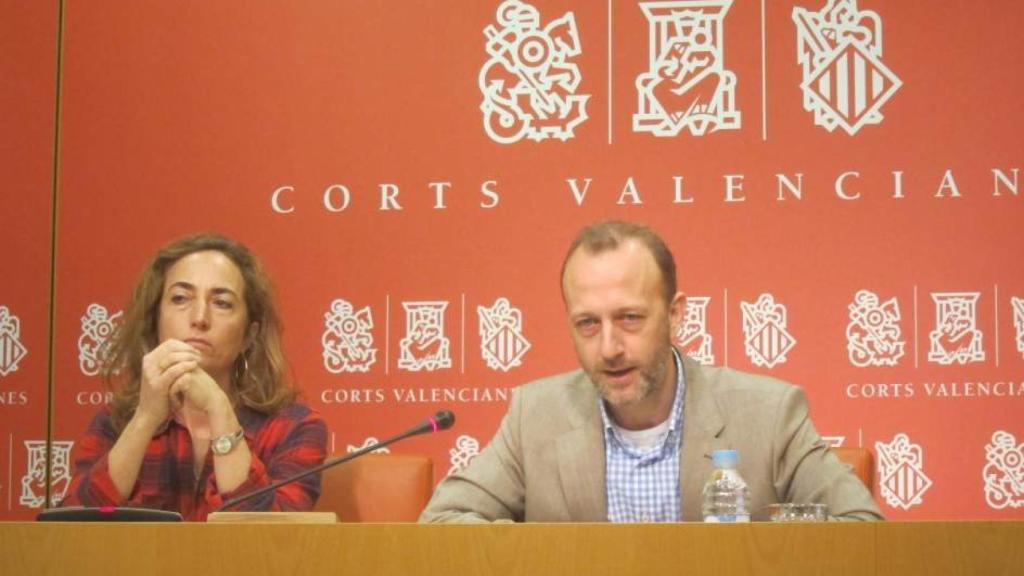 Carolina Punset y Alexis Marí, juntos en las Cortes de Valencia